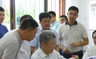 学眼镜培训_创业帮扶团队